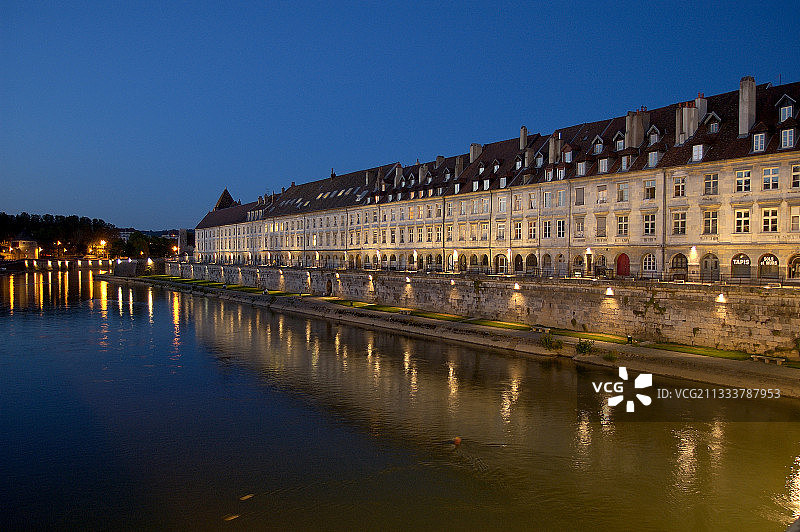 贝桑松杜河畔灯火辉煌的沃邦码头图片素材