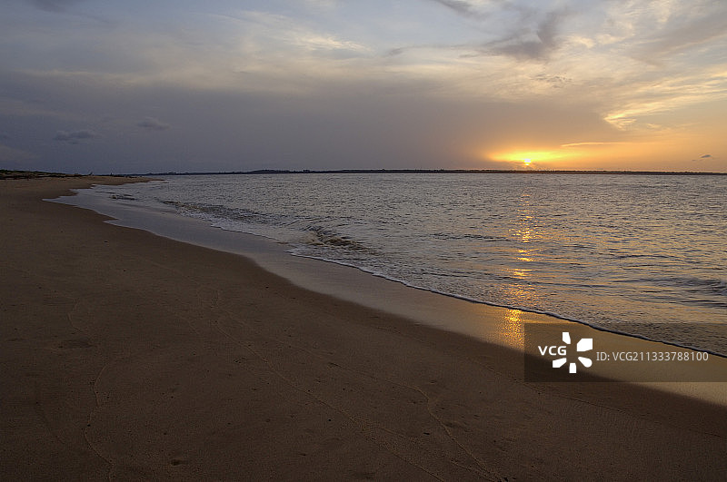 在苏里南哈特斯海滩享受阳光图片素材