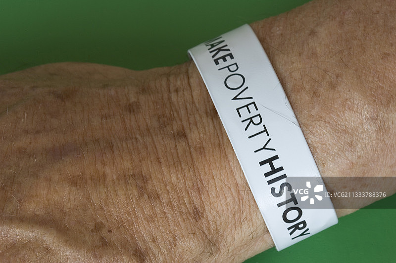 佩戴激进手环的男子，英国图片素材