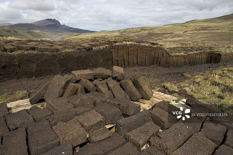 在苏格兰斯凯岛切割泥炭并晾晒泥炭块图片素材