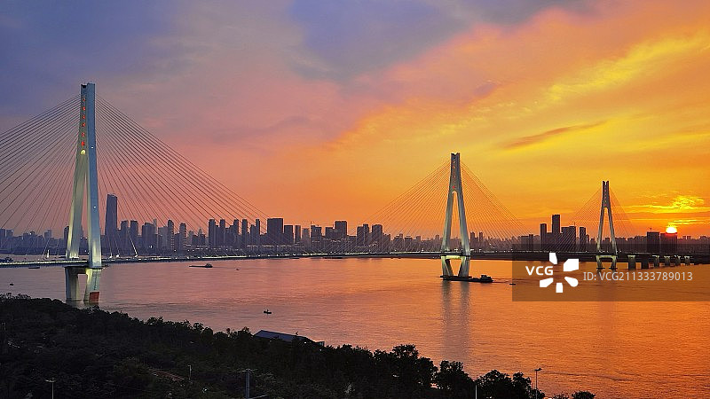 夕阳下的武汉二七长江大桥图片素材