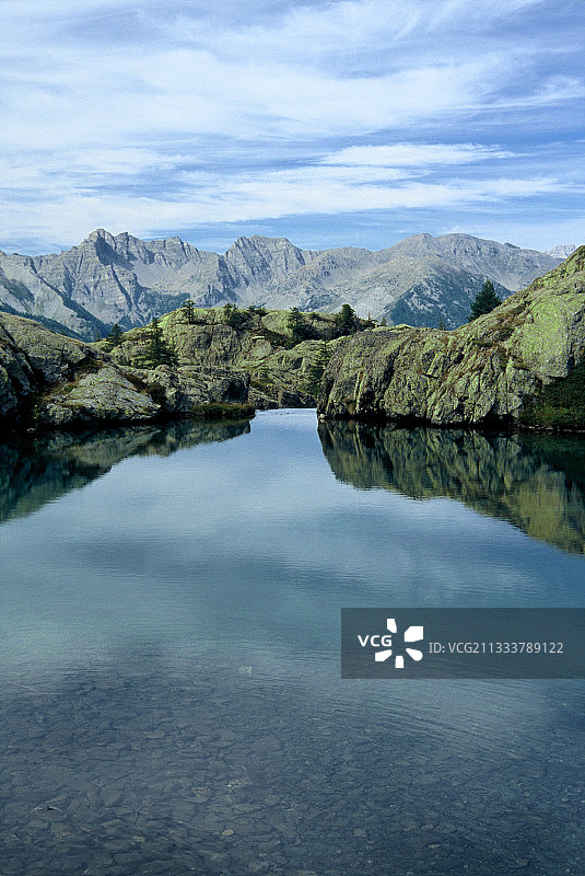 法国梅康图尔国家公园湖面倒影图片素材