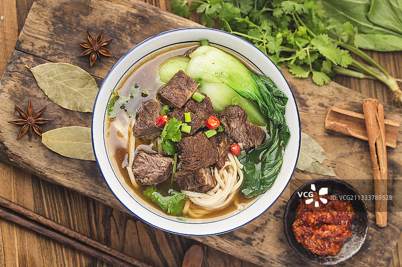 一碗红烧牛肉面图片素材