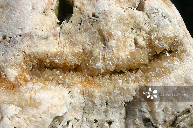 法国普卢阿雷花岗岩块中的石英晶体图片素材