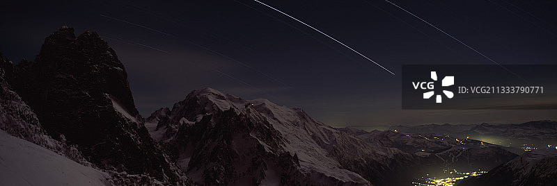 夜幕下的勃朗峰和霞慕尼山谷图片素材