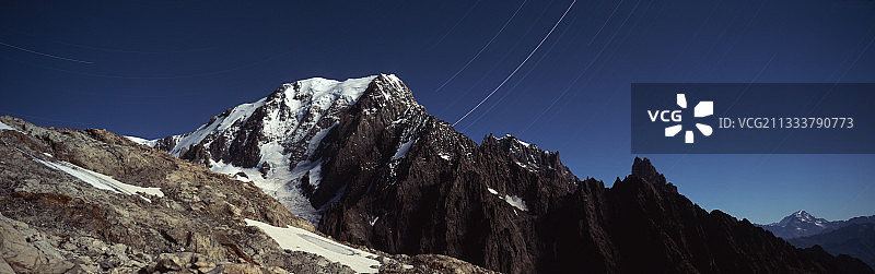 意大利夜晚的勃朗峰图片素材