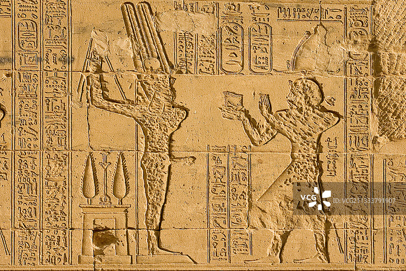 科普特人（第一批基督徒）或穆斯林对法老雕像的锤击联合国教科文组织移动的2个止动器进入菲莱神庙图片素材