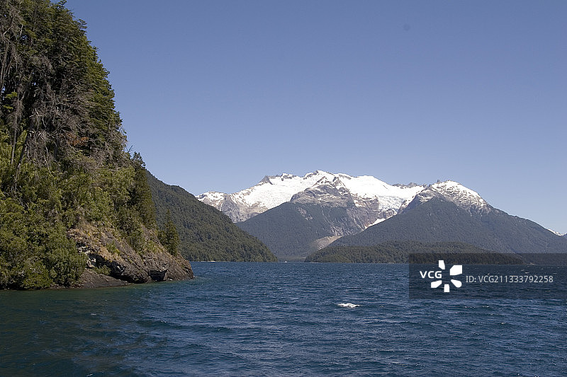 阿莱尔塞斯国家公园巴塔哥尼亚的富塔劳夫肯湖和树木繁茂的河岸图片素材