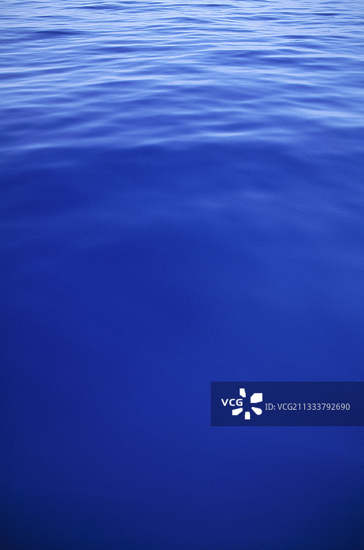 平静而蔚蓝的地中海海面图片素材