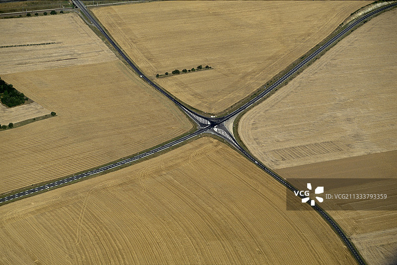 法国布里地区的麦田和公路图片素材