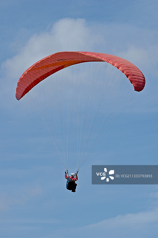 在法国孚日山脉的滑翔伞运动员图片素材