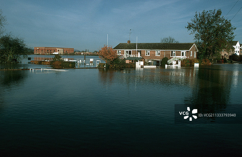 被洪水包围的特克斯伯里水闸小屋图片素材