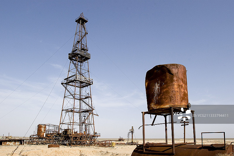 西哈萨克斯坦草原上废弃的井架图片素材