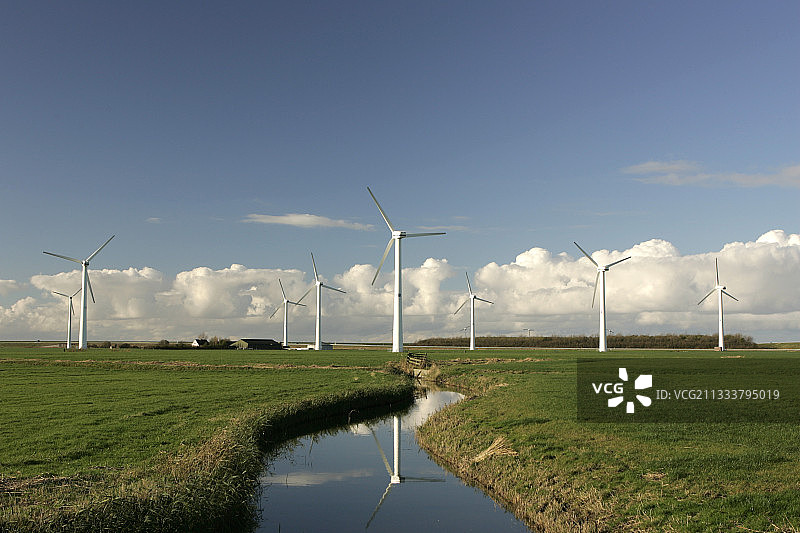 荷兰弗里斯兰草原上的风车图片素材