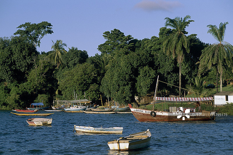 巴西巴伊亚伊塔卡雷红树林前的渔港图片素材