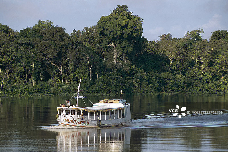 在巴西亚马逊河上运输的船只图片素材