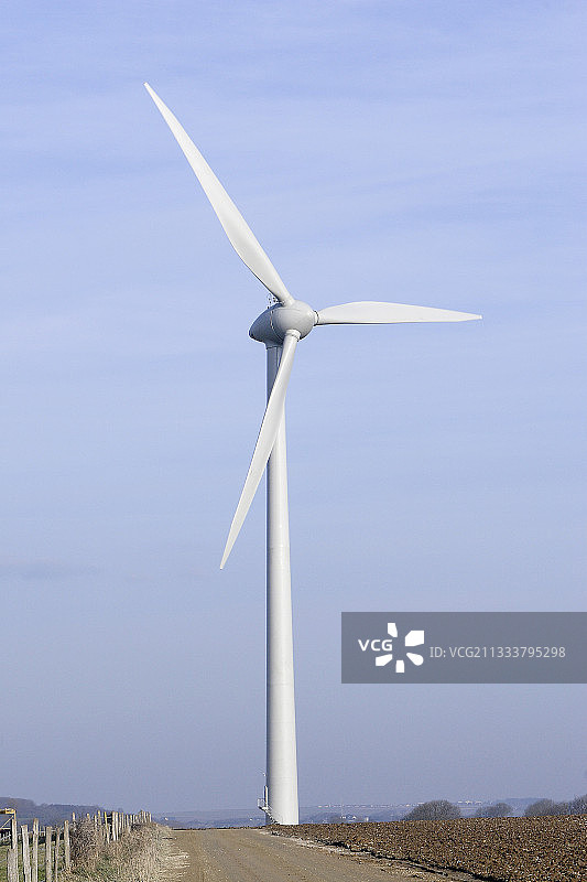 法国诺曼底阿西尼的2000千瓦风车图片素材