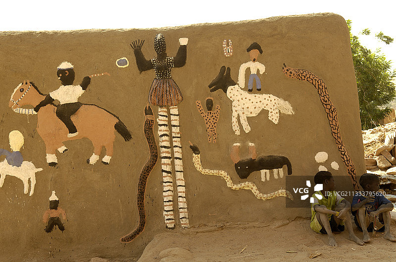 马里多贡地区草屋上的象征性绘画图片素材