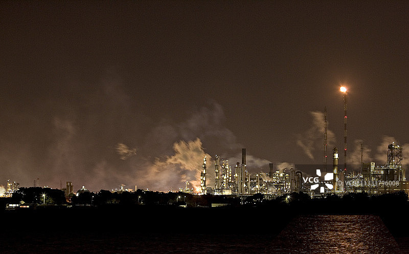 法国地中海沿岸夜景石油工业图片素材
