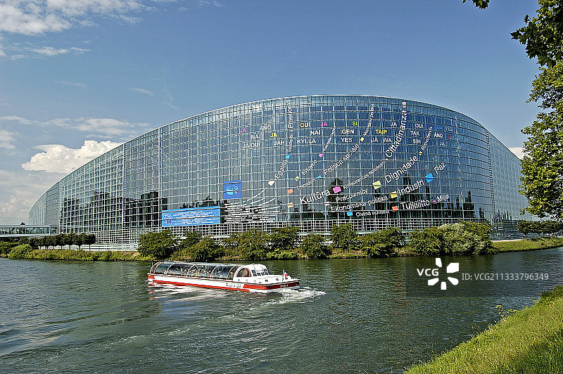 从斯特拉斯堡伊尔河望去的欧洲议会图片素材