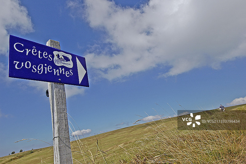 指向上莱茵省徒步旅行者峰会的指示牌图片素材