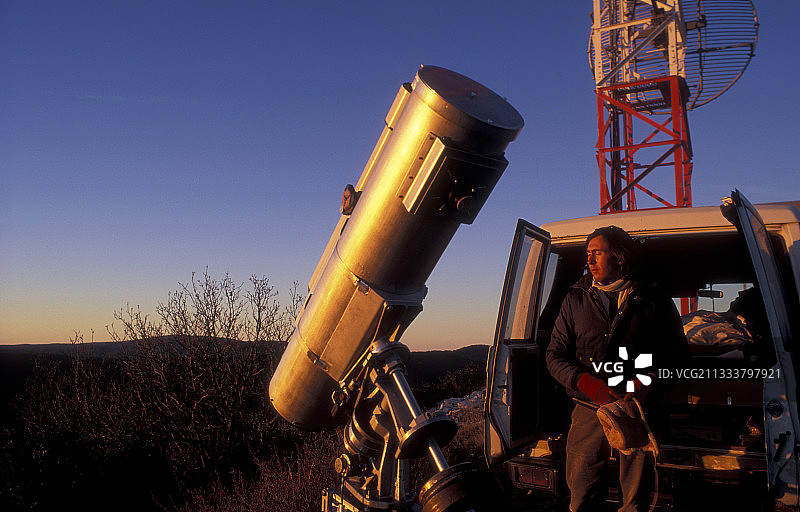 观测之夜结束时在鹰峰上的天文学家图片素材