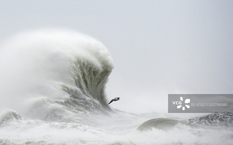 法国诺曼底勒阿弗尔港口入口处的风暴图片素材