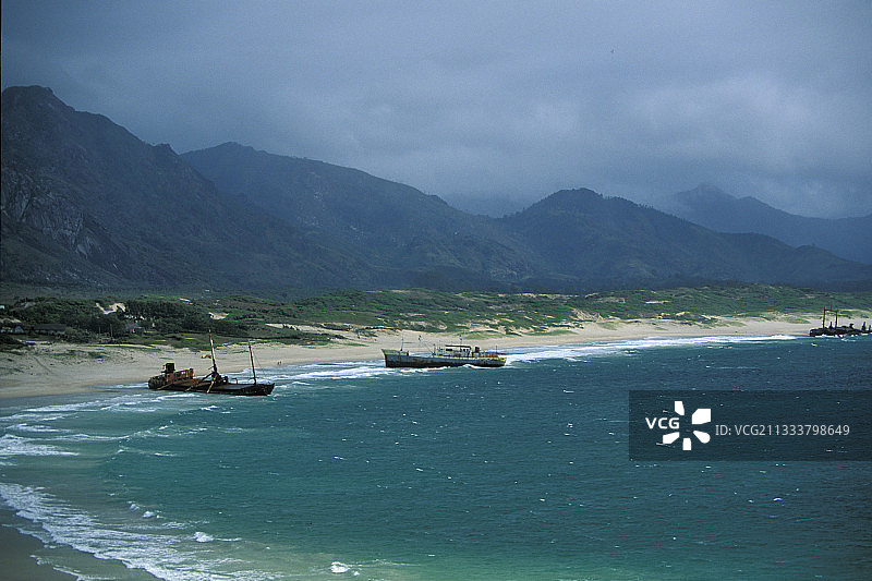 在马达加斯加多芬堡海湾沙滩上的船只图片素材