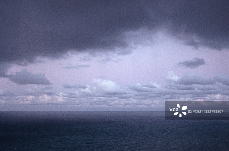 秋季法国卡尔瓦多斯海边多云天空图片素材