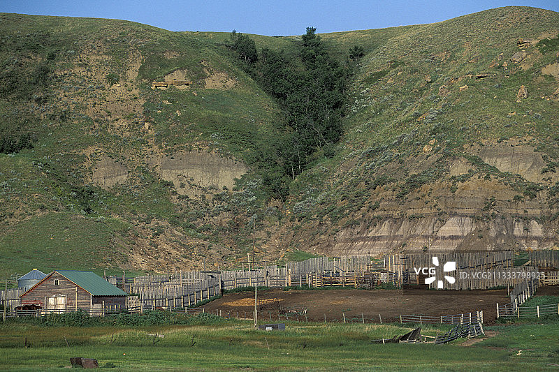 建在加拿大萨斯喀彻温省荒地山坡上的农场图片素材