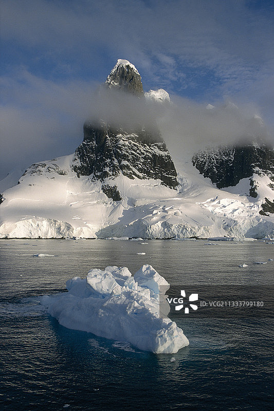 南极半岛的冰冻悬崖和冰山图片素材