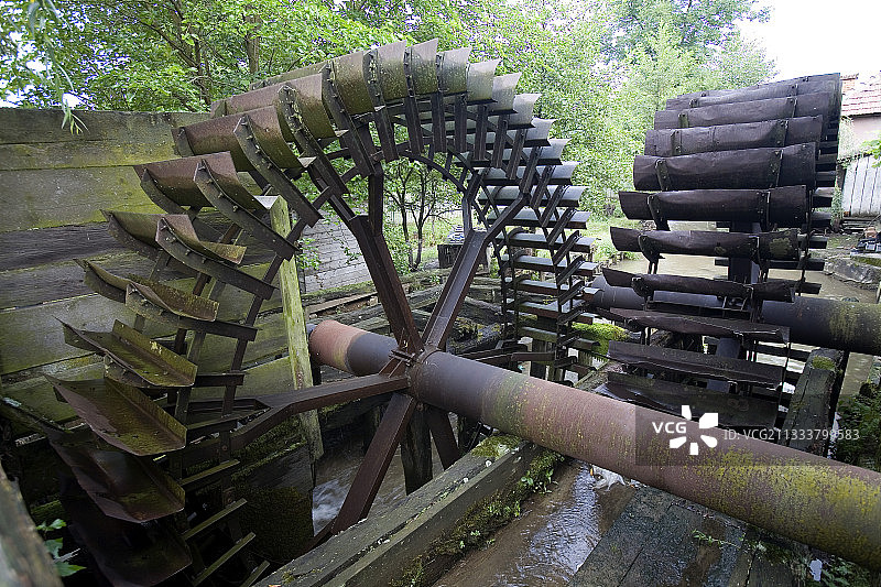 喀尔巴阡山脉水磨坊研磨石图片素材