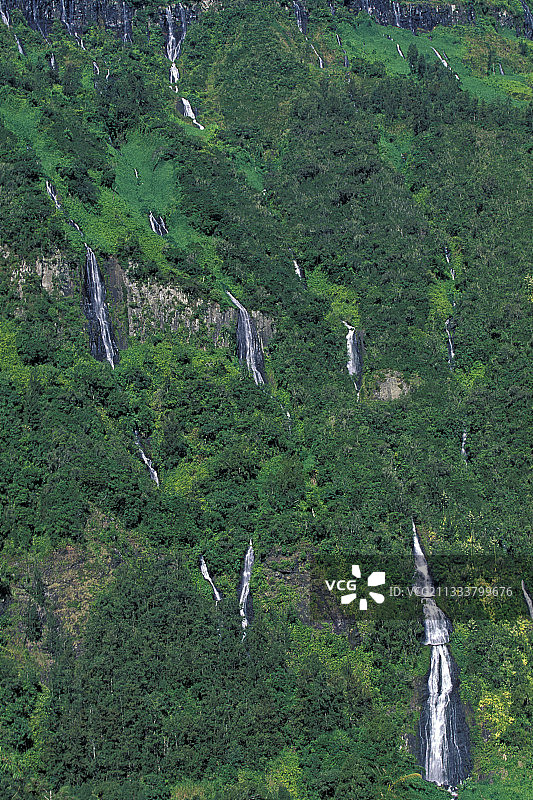 留尼汪岛秋季的“婚纱”瀑布图片素材