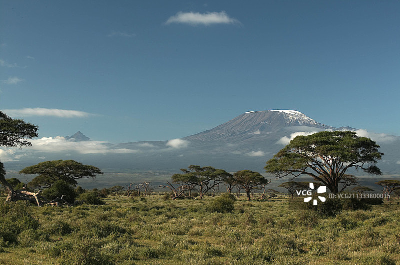 从安博塞利肯尼亚国家公园看到的乞力马扎罗山图片素材
