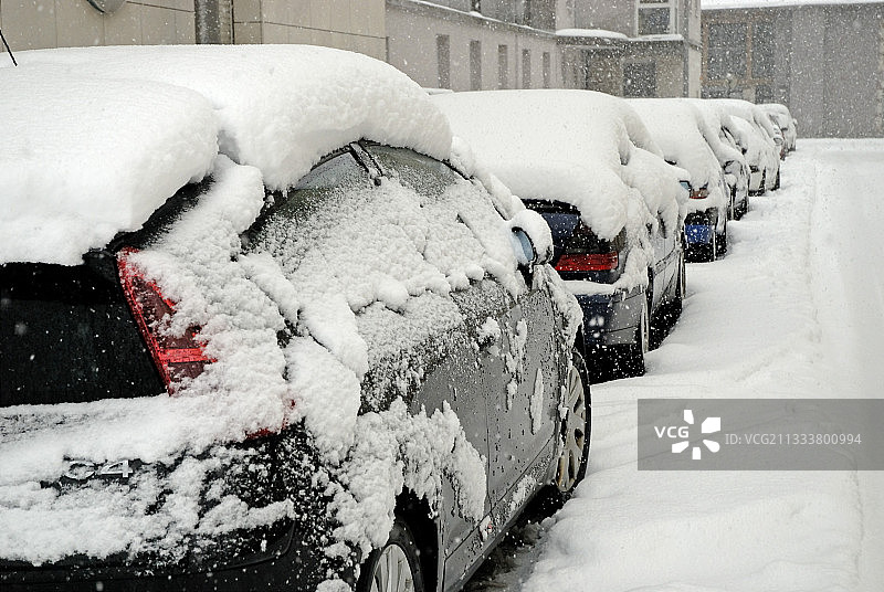 法国贝尔福特被雪掩埋的车辆图片素材