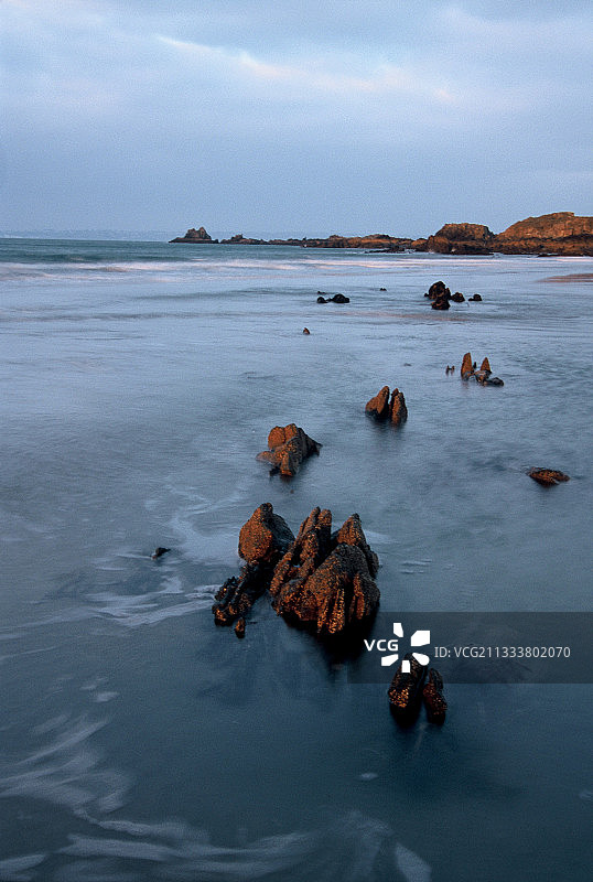 阿摩尔海岸日落时分的涨潮，布列塔尼图片素材