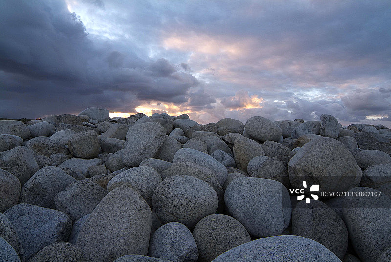 法国格兰德岛日落时的鹅卵石图片素材