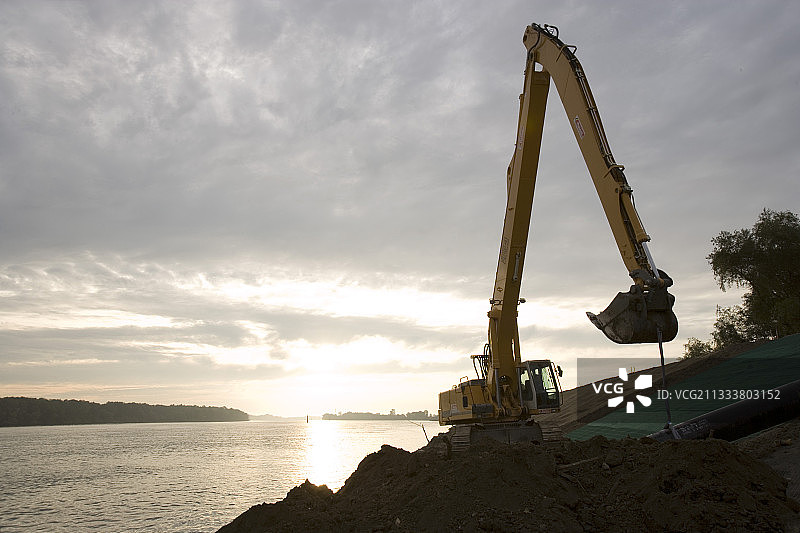 法国罗纳河大型水坝上的施工机械图片素材