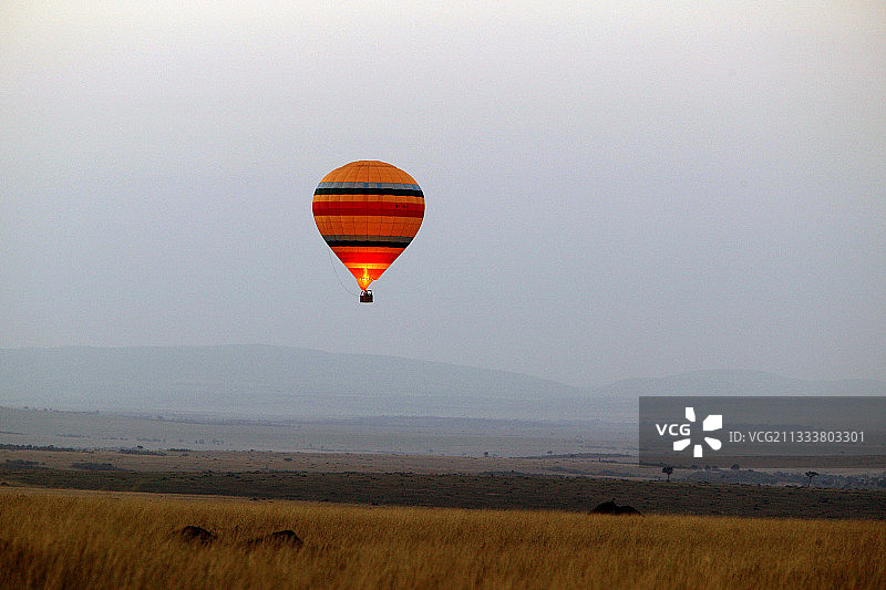 肯尼亚马赛马拉顶部的热气球图片素材