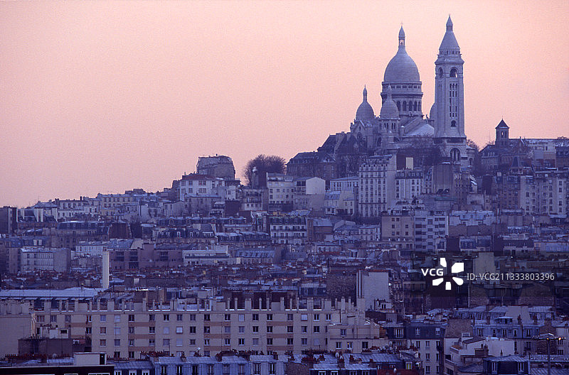 背景右侧是缆车和圣心大教堂图片素材