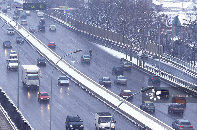 雪中的巴黎环城公路（法国）图片素材