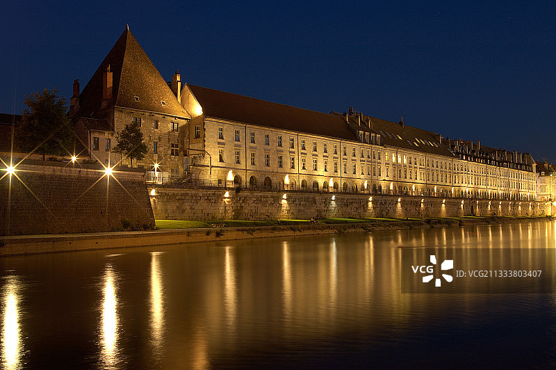 杜布河畔沃邦码头夜景，法国贝桑松图片素材