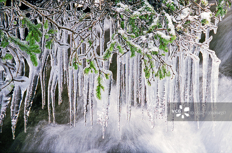 法国上萨瓦省的瀑布与钟乳石图片素材
