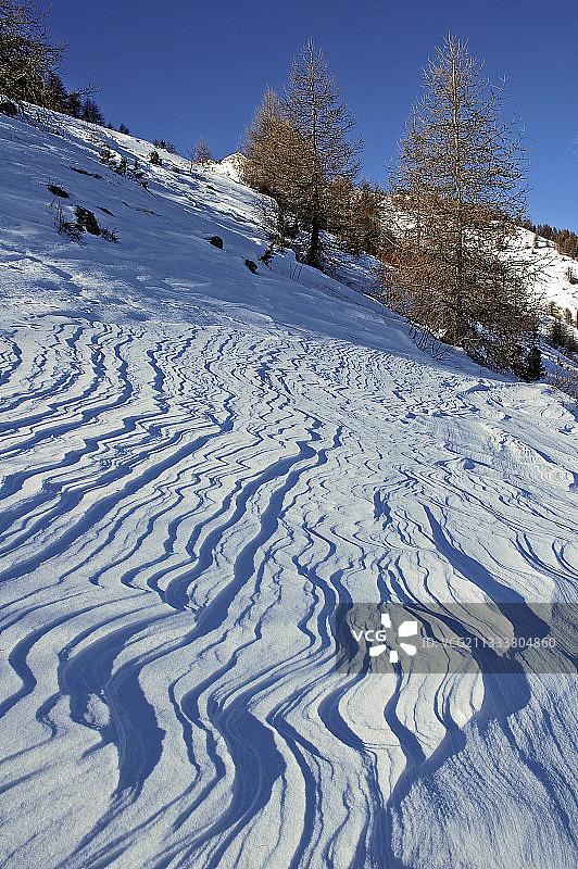 法国雪地里风造成的划痕图片素材