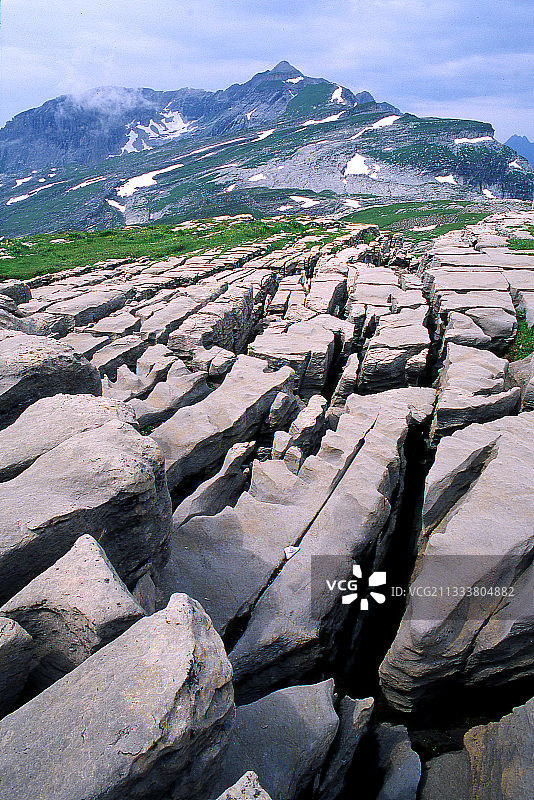 法国第三纪红褐色砂岩裂缝图片素材