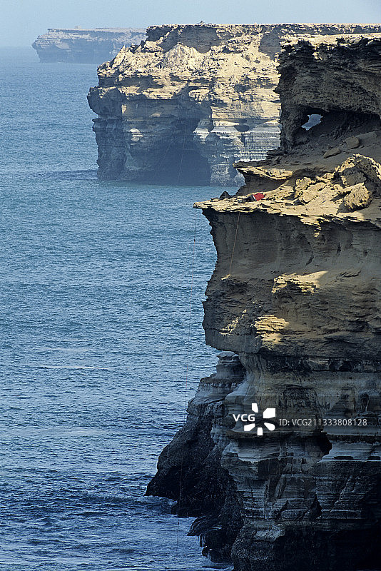 西撒哈拉摩洛哥悬崖边的章鱼渔民图片素材