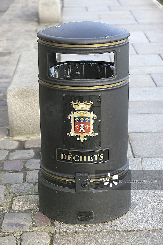 翁弗勒尔港口码头上的垃圾箱图片素材