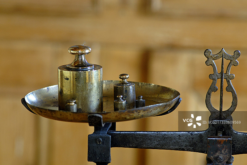 厨房桌上的天平：罗伯威尔天平图片素材