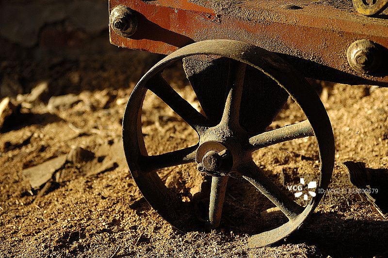 谷仓里带有木材的圆锯线圈工作台图片素材