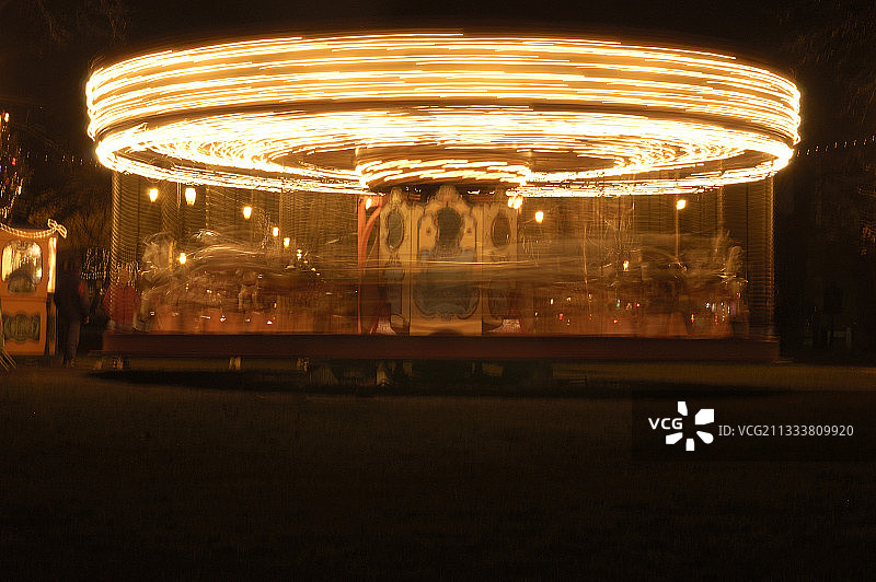 夜晚的儿童旋转木马图片素材